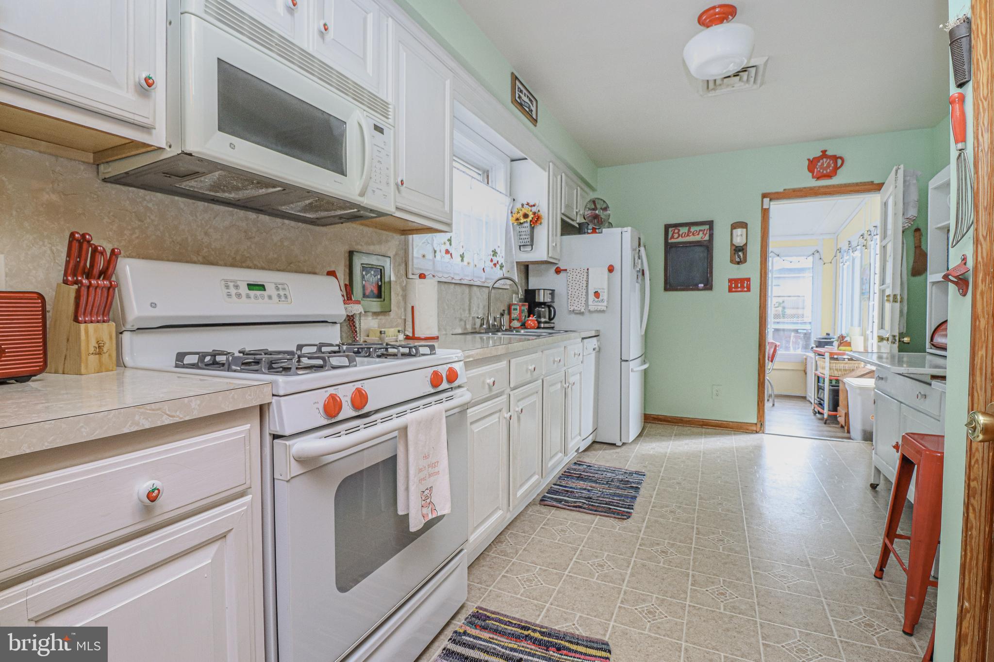 209 Chelsea Road Pasadena, MD 21122 - Photo 4 of 32 Updated Kitchen