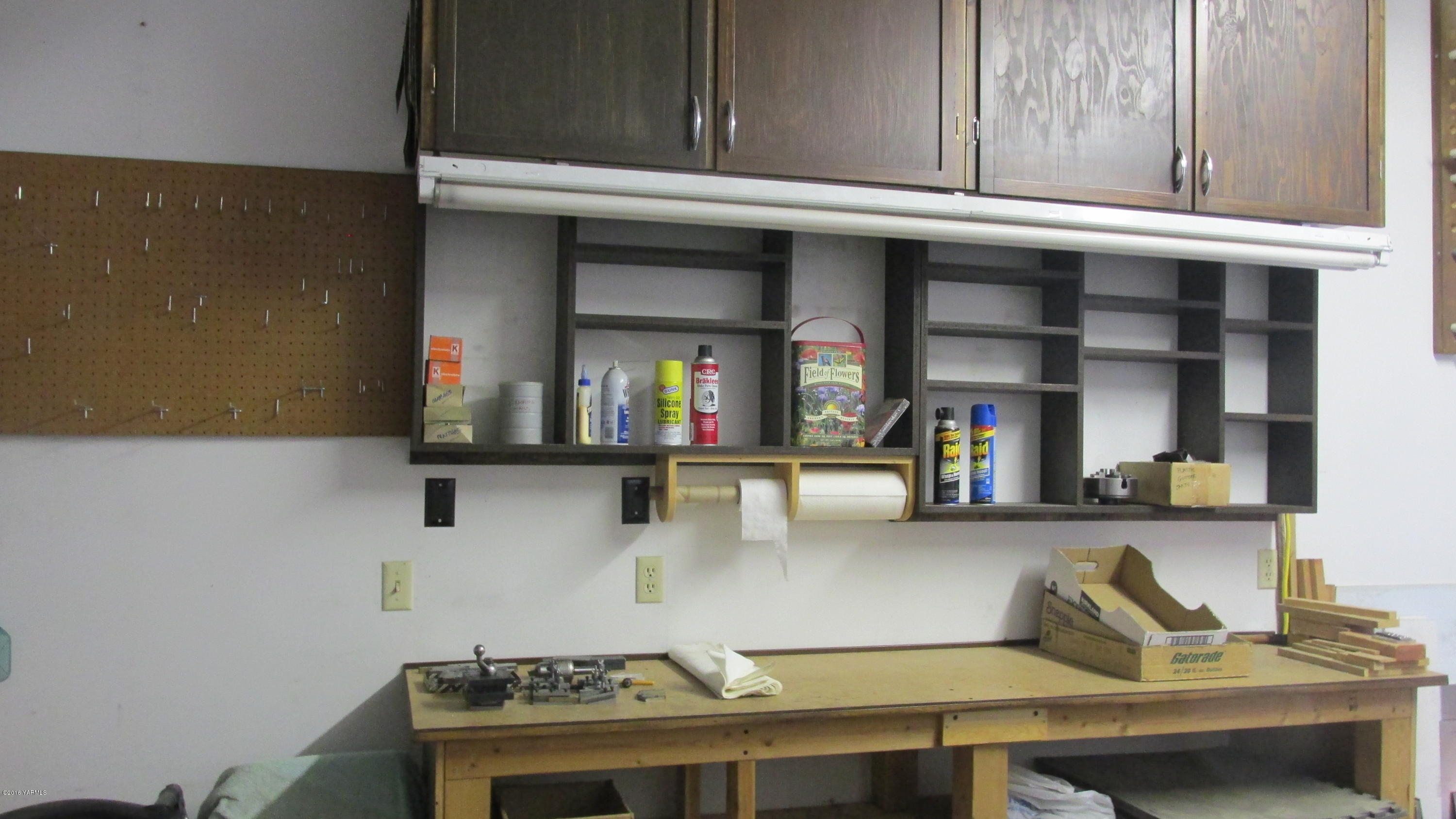 370 Hideaway Road Yakima, WA 98908 - Photo 14 of 34 a kitchen with a stove and a refrigerator