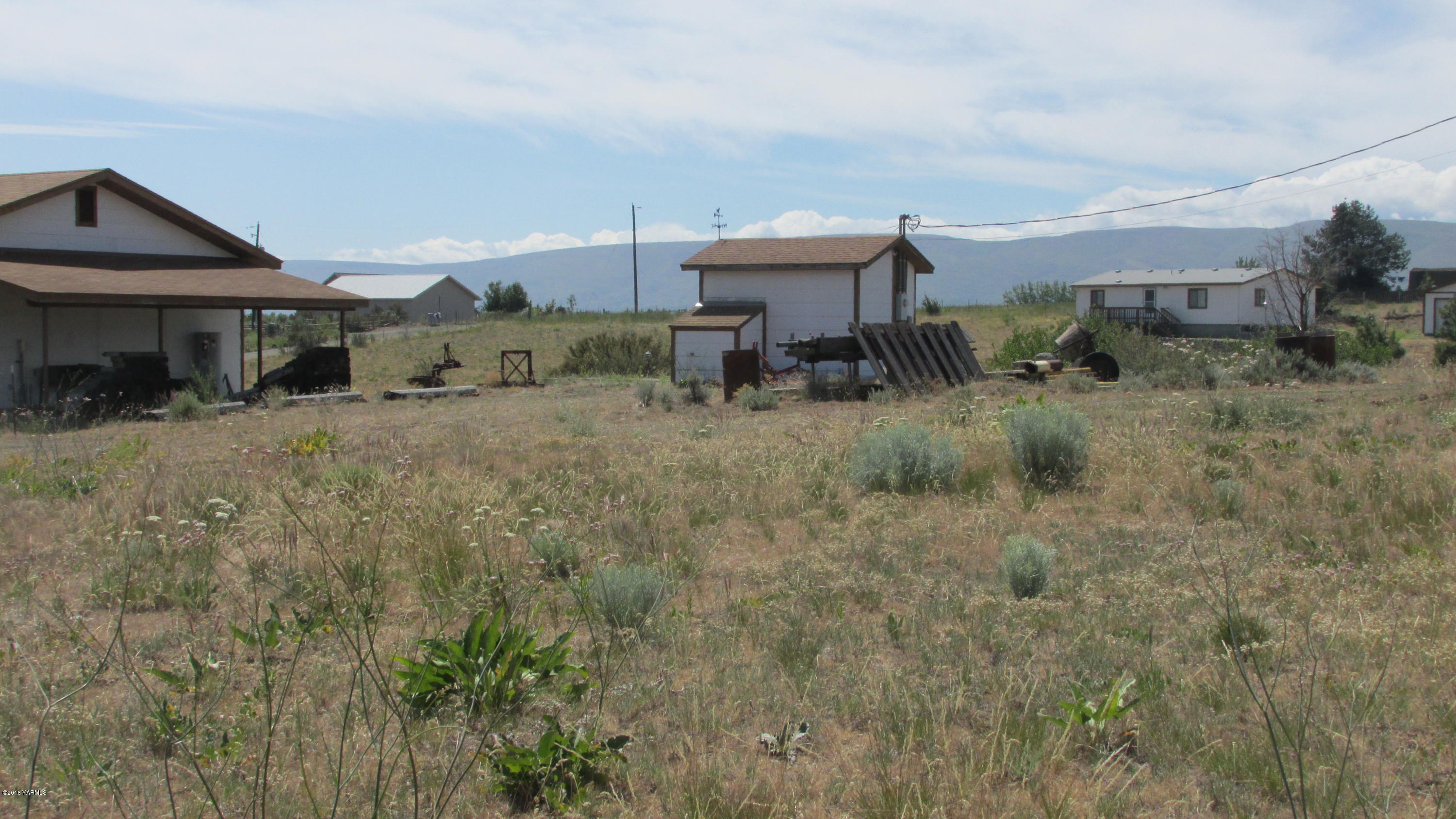370 Hideaway Road Yakima, WA 98908 - Photo 22 of 34 a view of a house with a outdoor space