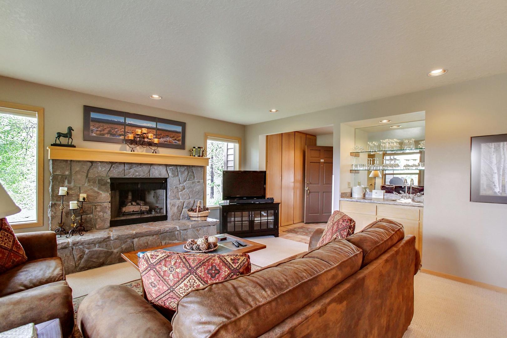 57321 Beaver Ridge Loop, Unit 1 Sunriver, OR 97707 - Photo 14 of 28 Ridge Condo 1 living room looking toward