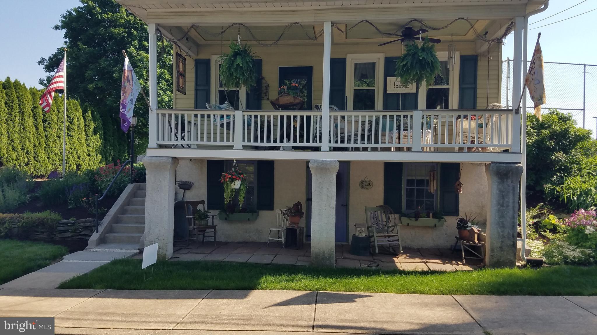 36 Maple Street Lititz, PA 17543 - Photo 2 of 49