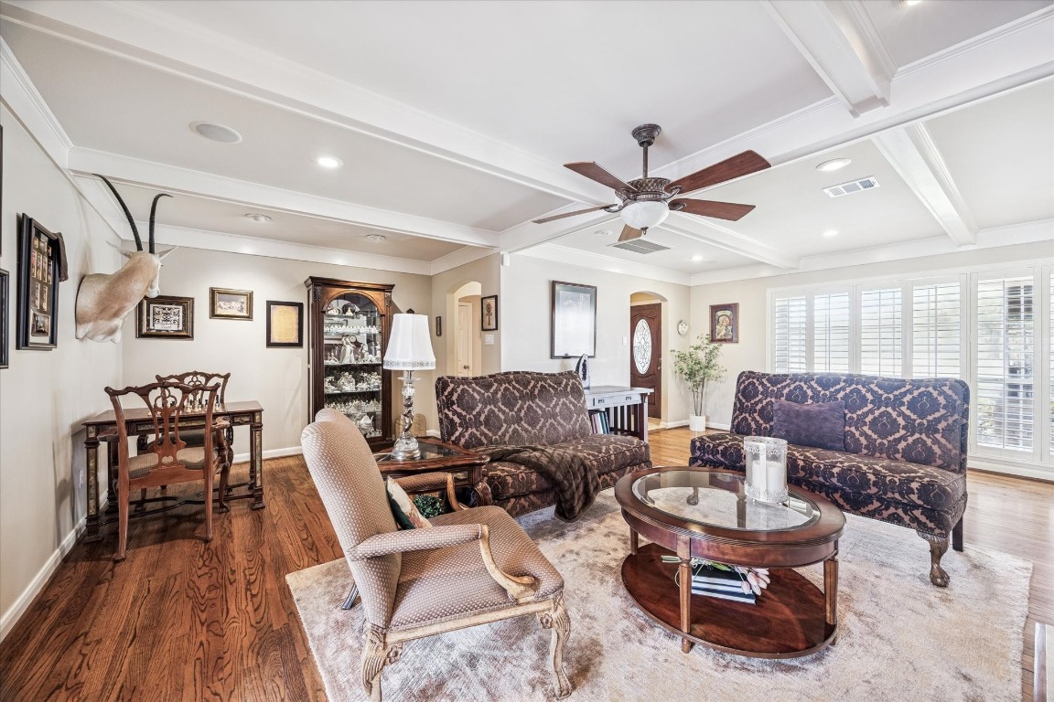 1502 Adkins Road Houston, TX 77055 - Photo 13 of 35 a living room with furniture