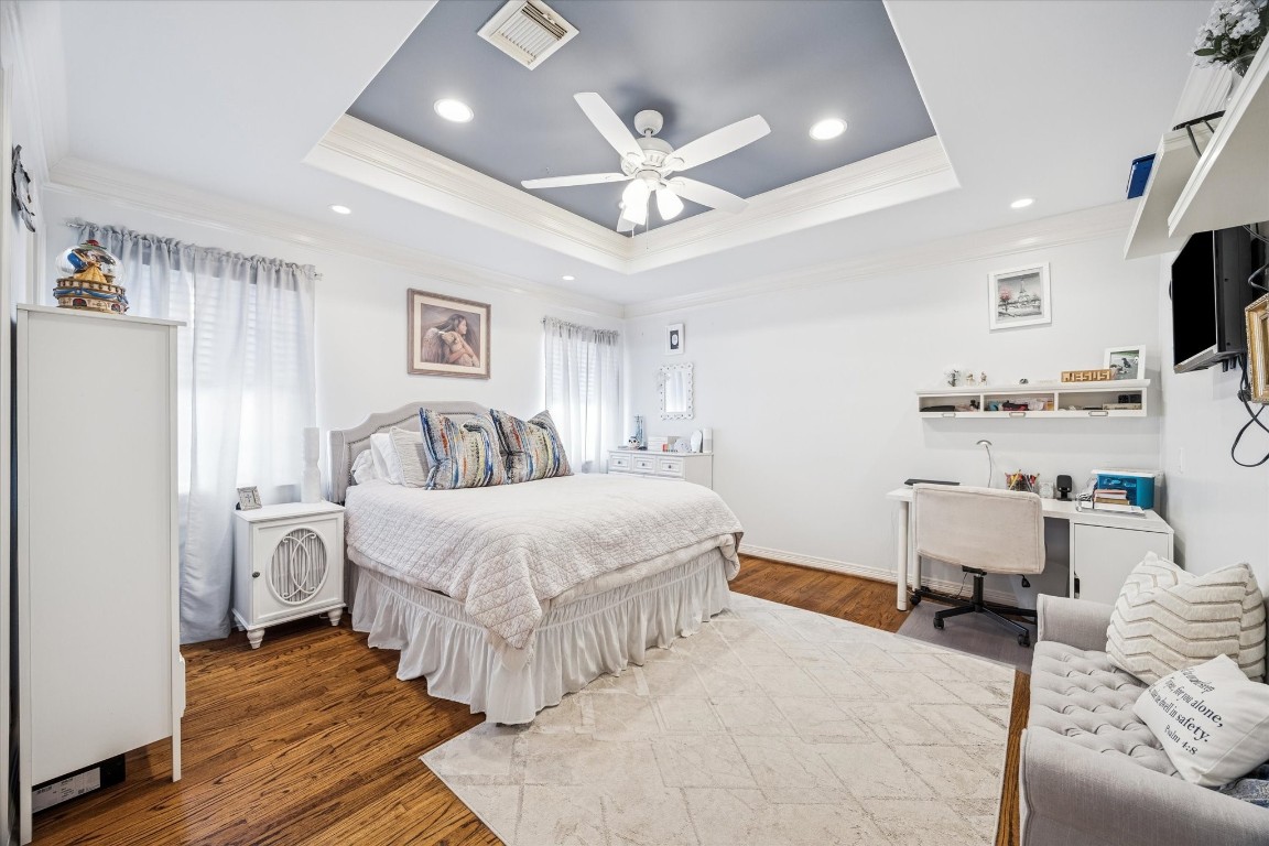 1502 Adkins Road Houston, TX 77055 - Photo 22 of 35 a bedroom with furniture and a large window