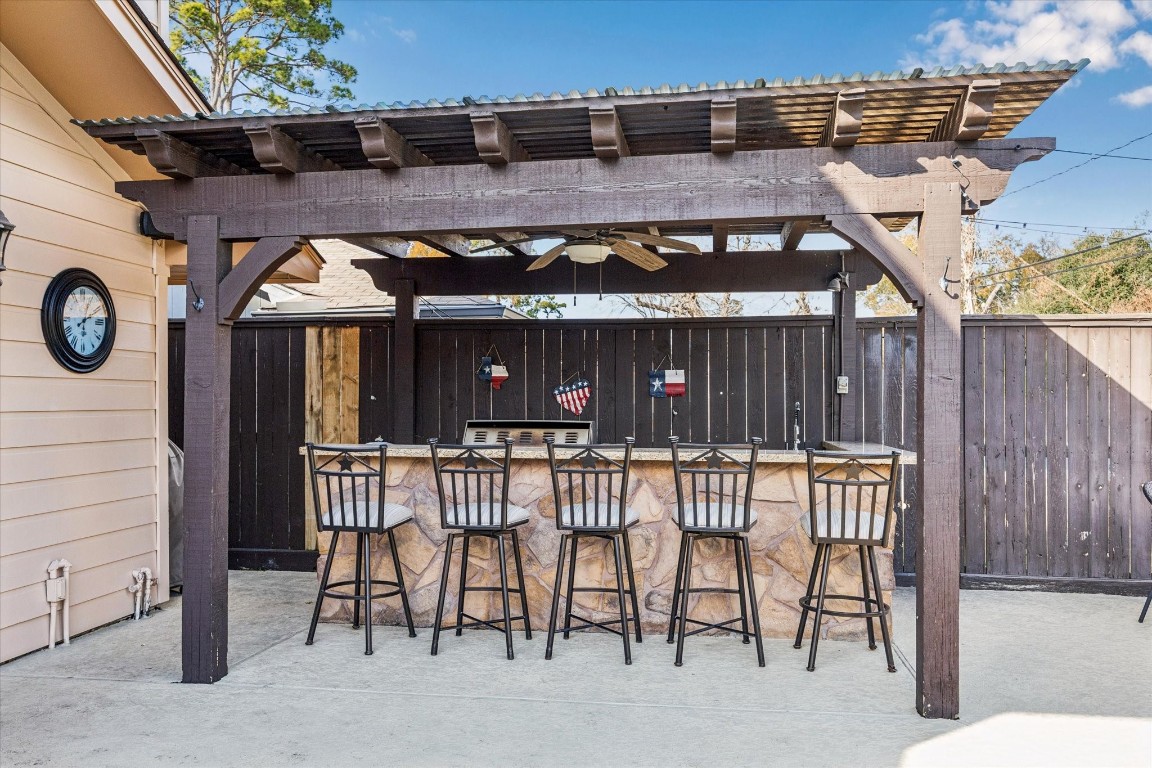 1502 Adkins Road Houston, TX 77055 - Photo 28 of 35 a view of a patio with a table and chairs