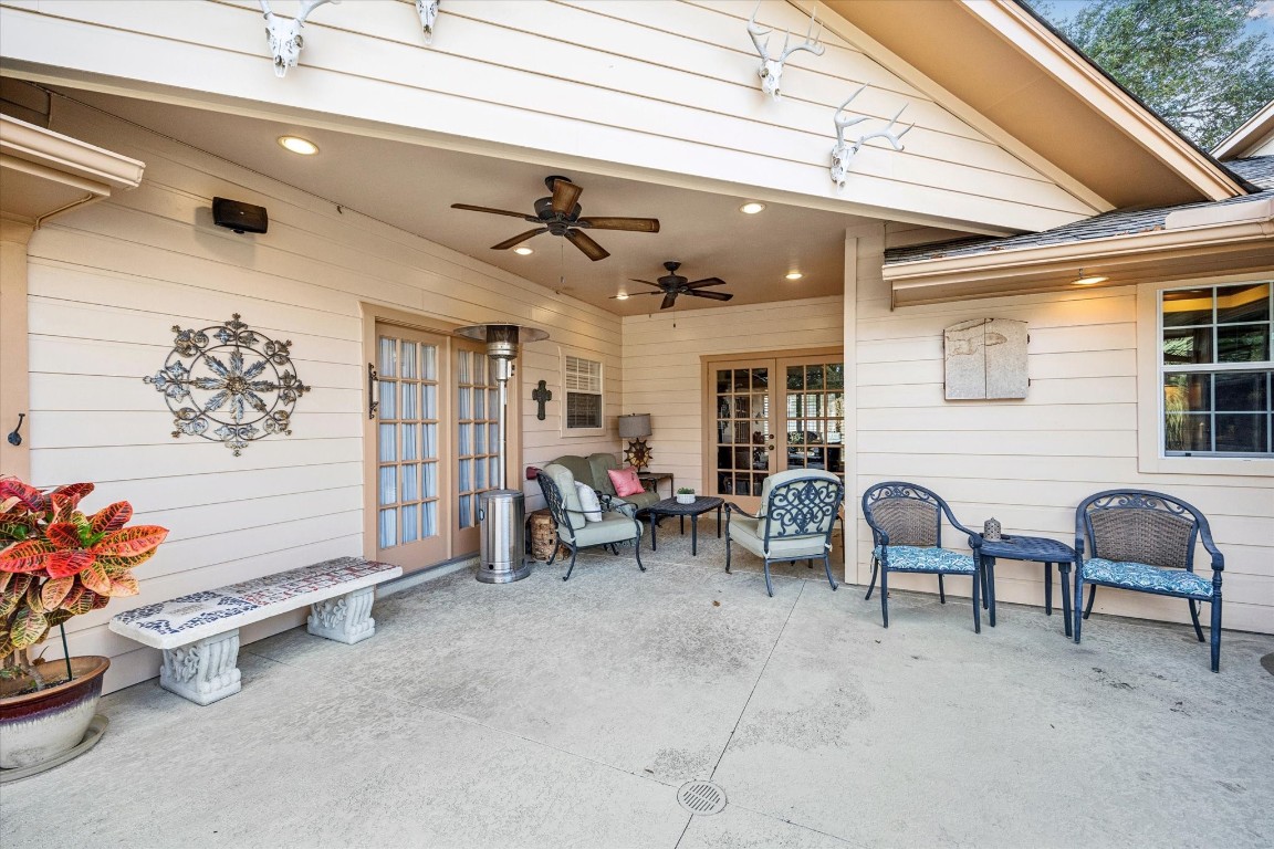1502 Adkins Road Houston, TX 77055 - Photo 29 of 35 a view of a hallway with seating area