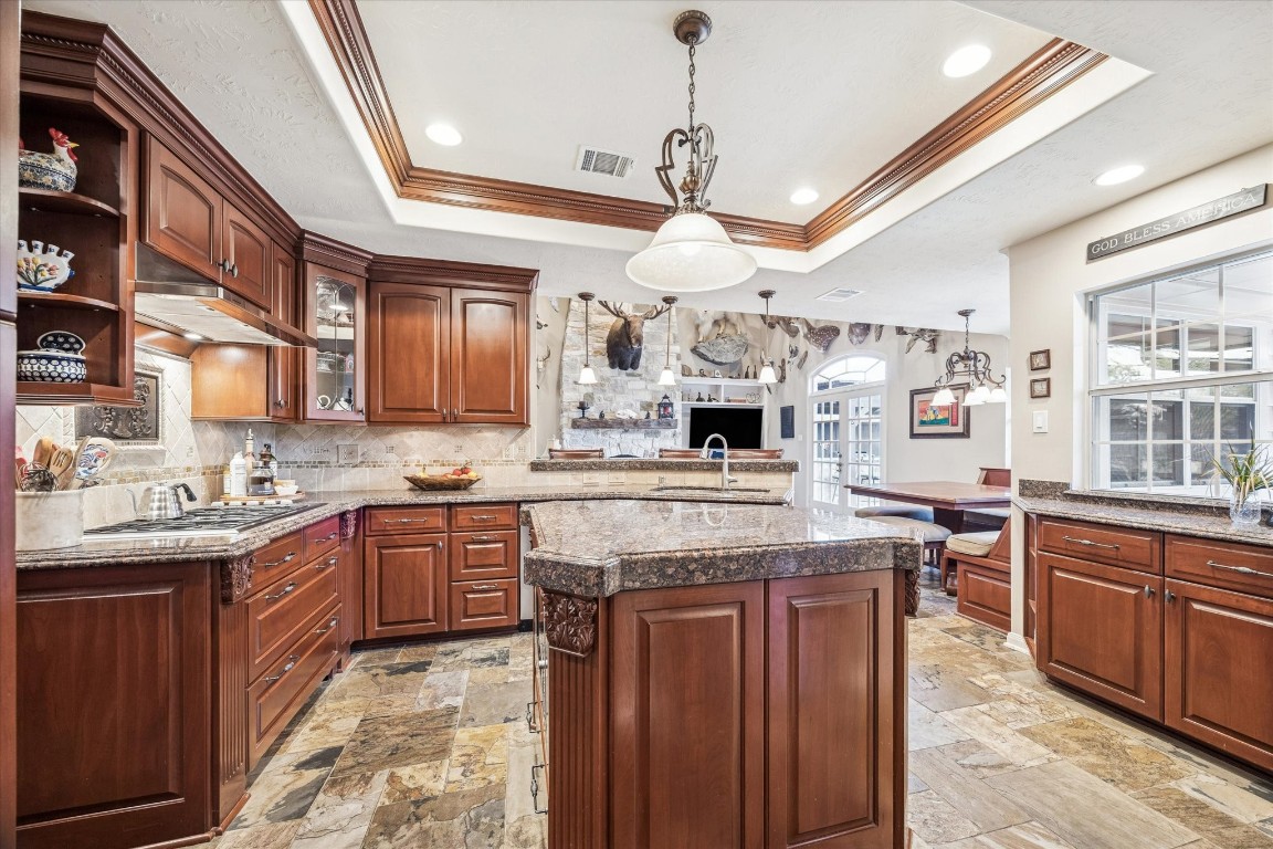 1502 Adkins Road Houston, TX 77055 - Photo 7 of 35 a kitchen with lots of counter top space