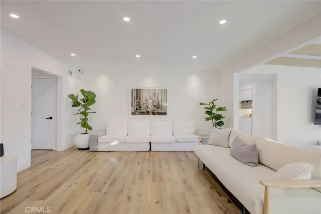 $1,374,900 | 8161 Encino Avenue, Northridge, CA 91325
