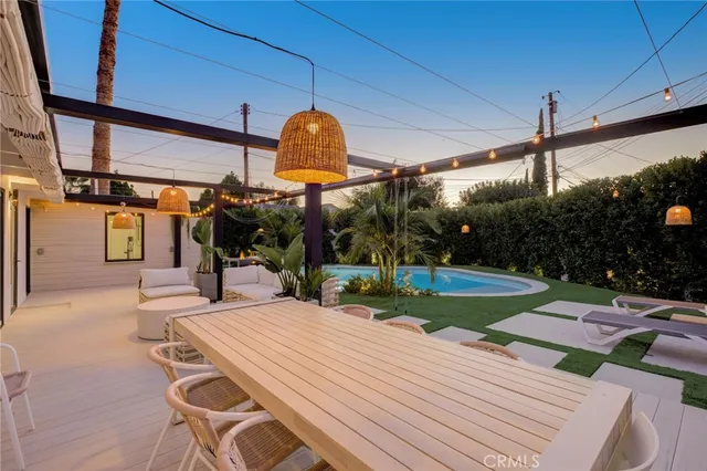 $1,374,900 | 8161 Encino Avenue, Northridge, CA 91325