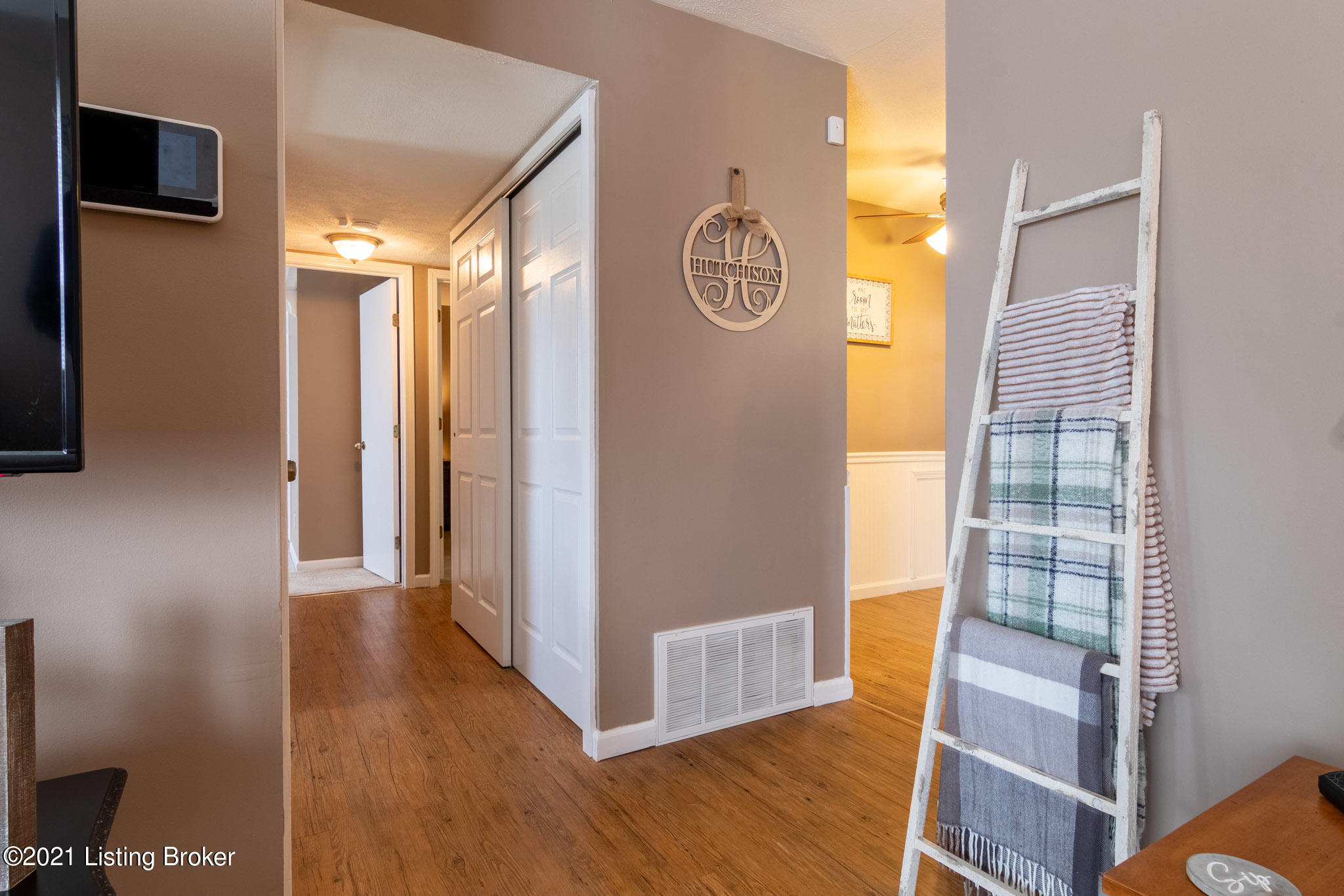 110 Zinnia Road Louisville, KY 40229 - Photo 13 of 26 Hallway