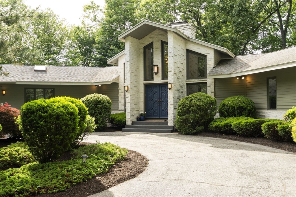 550 Wolf Swamp Road Longmeadow, MA 01106 - Photo 3 of 42