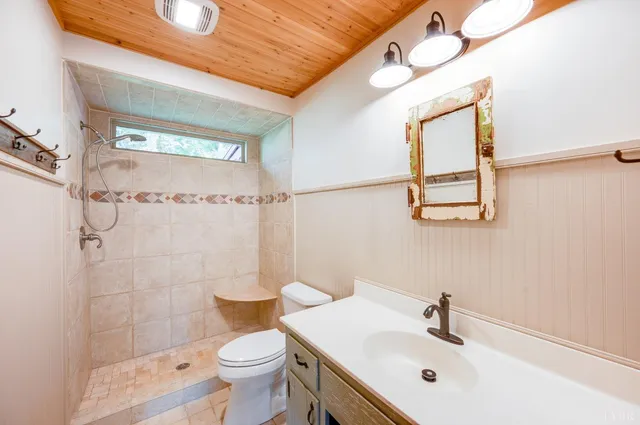 a view of a house with backyard and garden