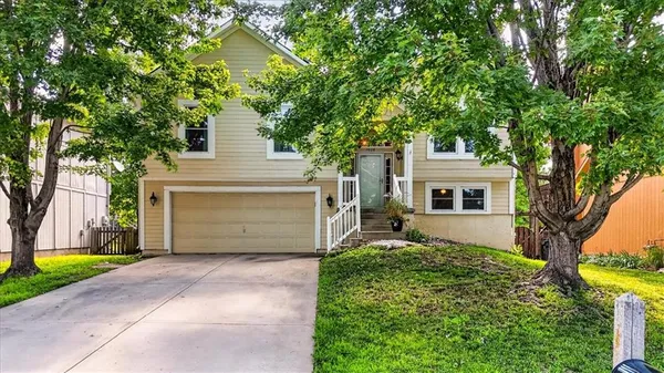 $420,000 | 1028 North Crest Drive, Olathe, KS 66061