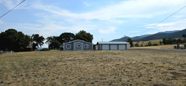 a view of a house with a yard