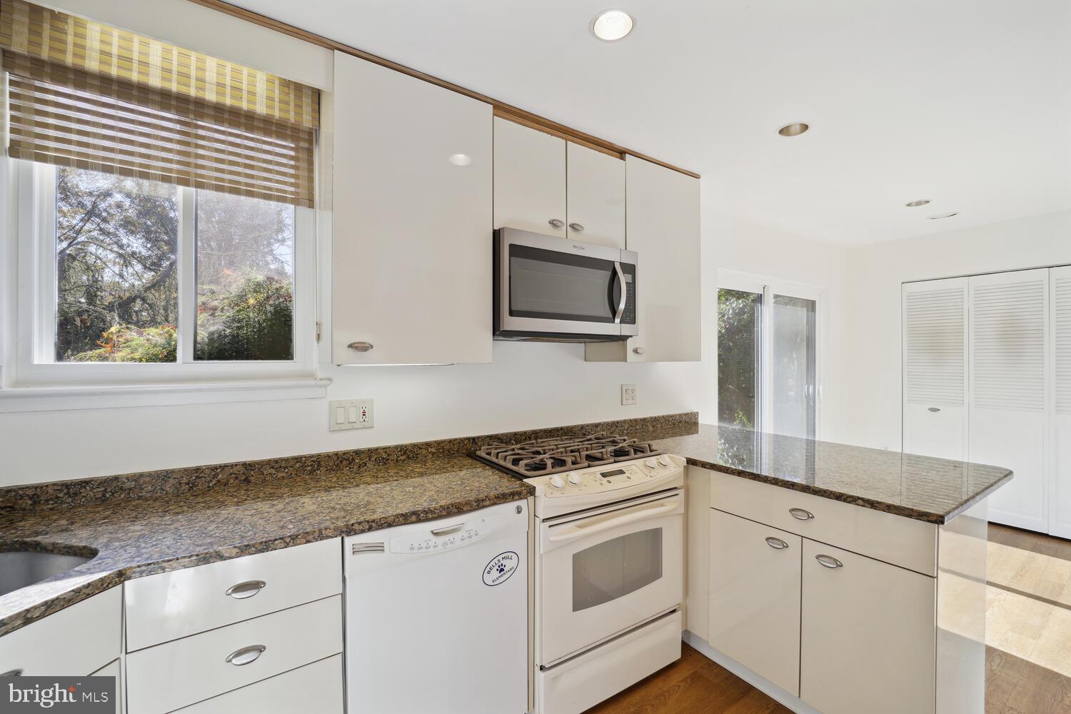 10959 Deborah Drive Potomac, MD 20854 - Photo 5 of 30