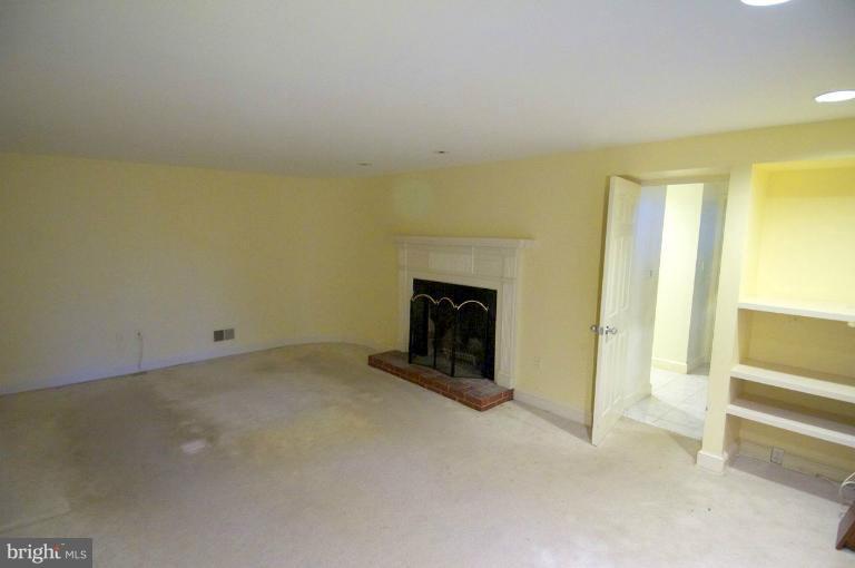7846 Southdown Road Alexandria, VA 22308 - Photo 14 of 27 Interior (General)