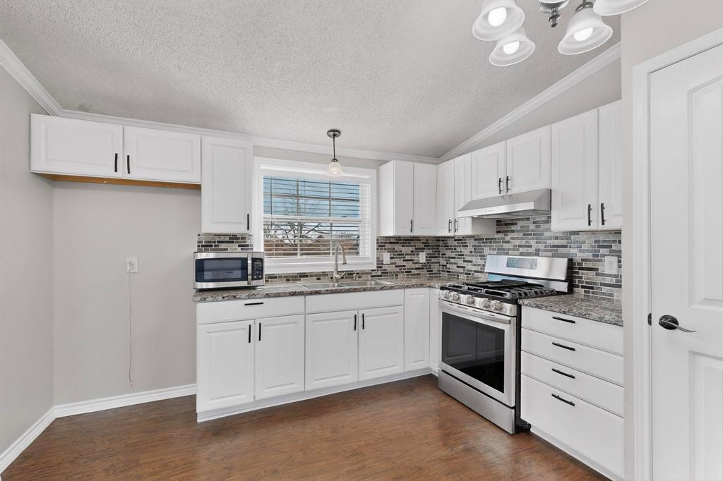 819 Hoss Road Sanger, TX 76266 - Photo 12 of 40