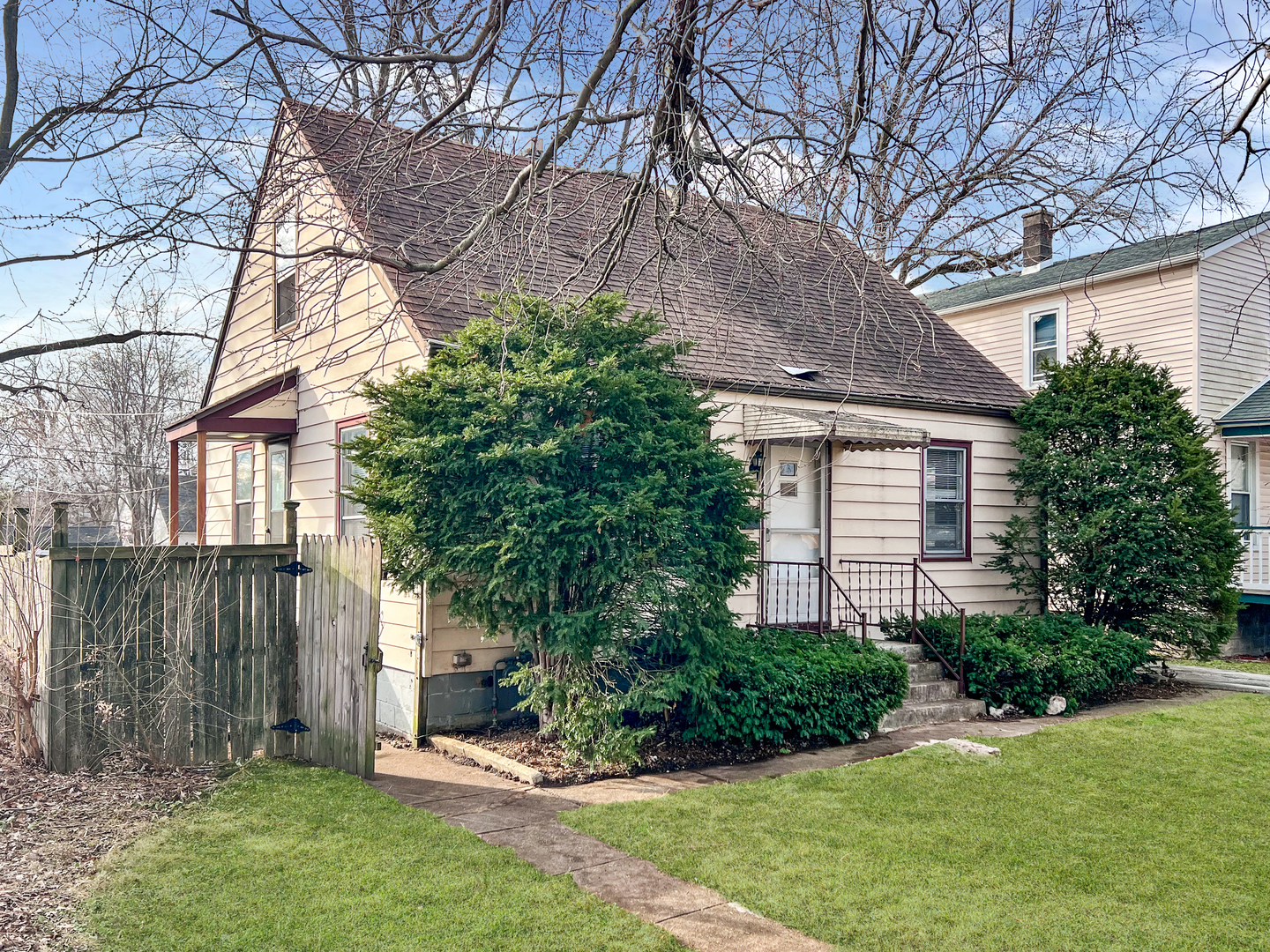 28 West 35th Place Steger, IL 60475 - Photo 2 of 20 a view of a house with a yard