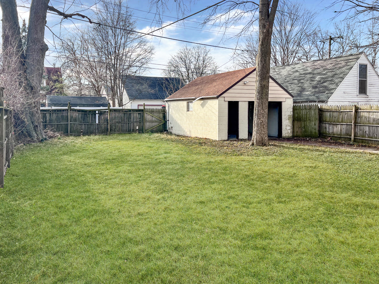 28 West 35th Place Steger, IL 60475 - Photo 4 of 20 a house with a yard
