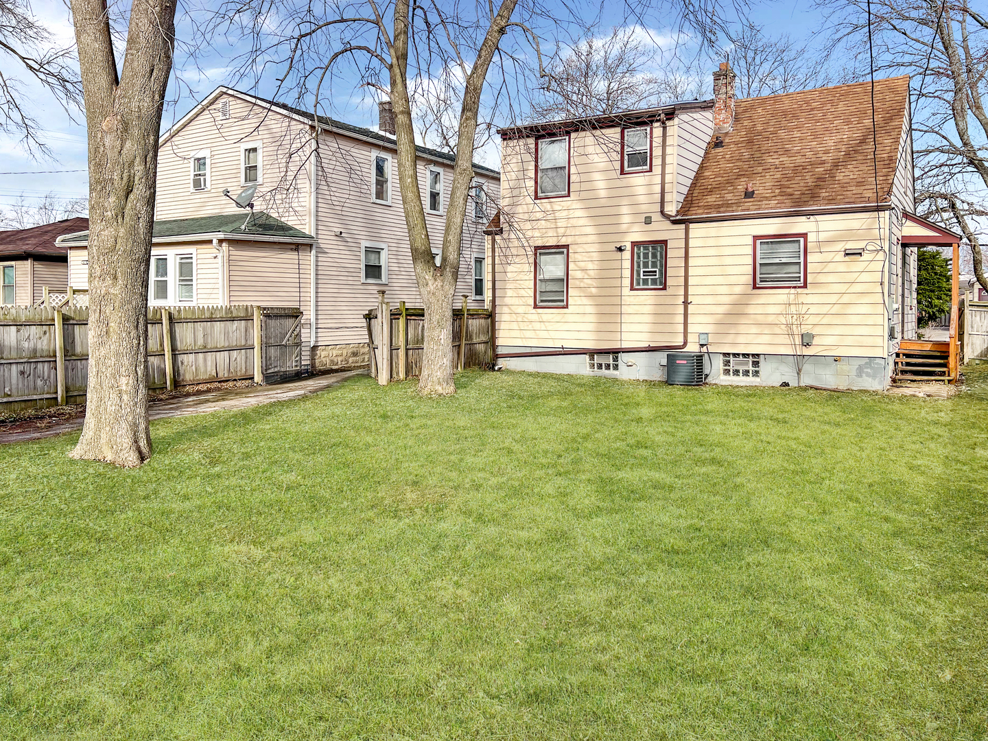 28 West 35th Place Steger, IL 60475 - Photo 5 of 20 a view of a house with a yard
