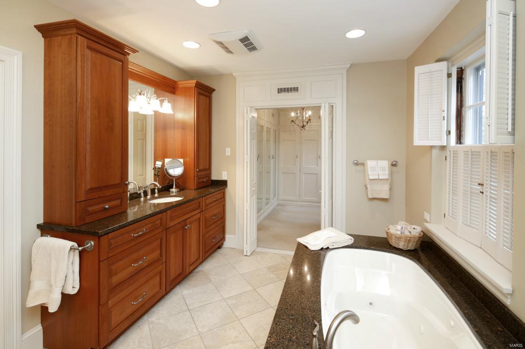 4 Dromara Road Ladue, MO 63124 - Photo 20 of 37