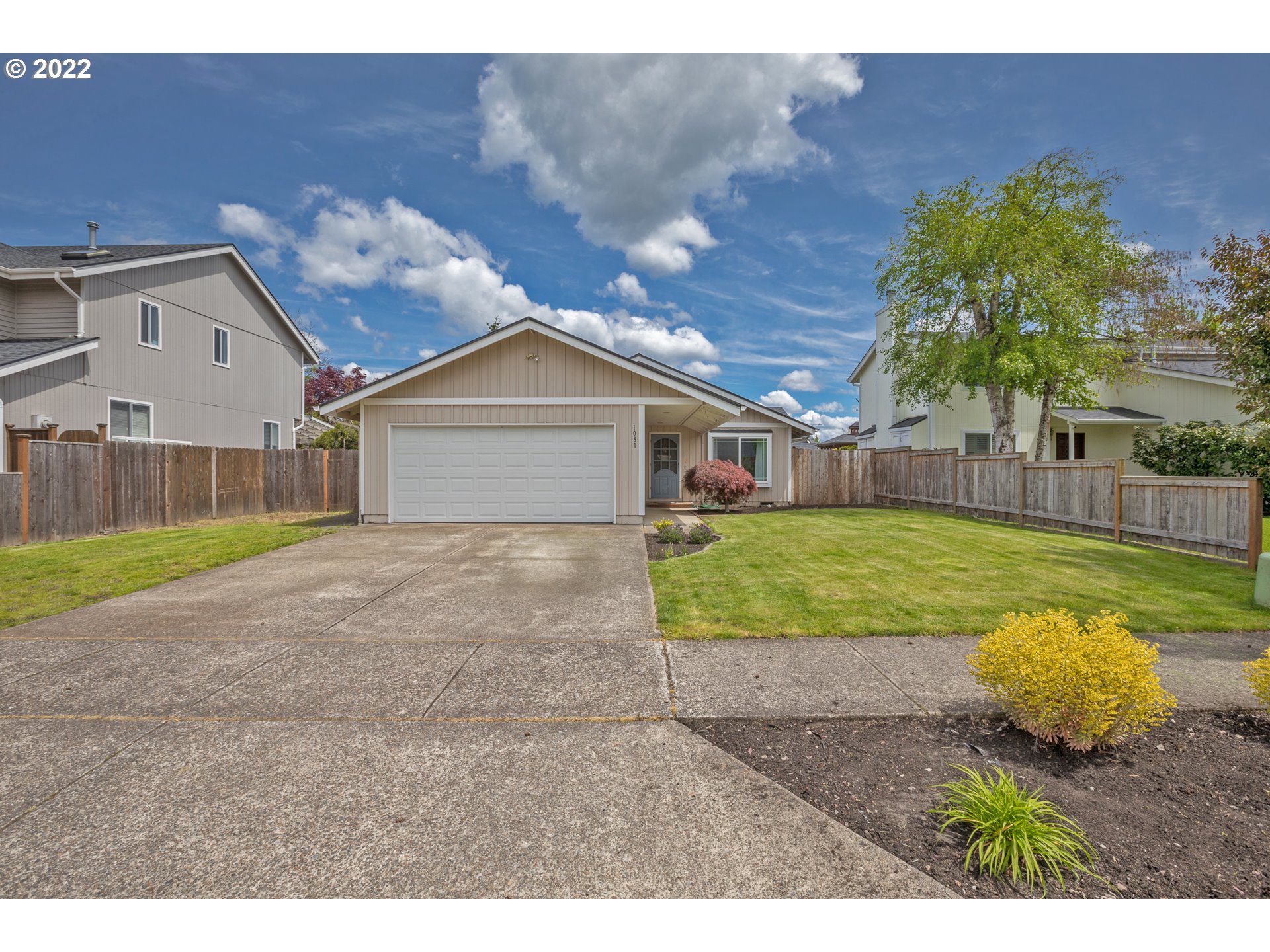 1081 South 44th Street Springfield, OR 97478 - Photo 2 of 10 a view of a house with a yard