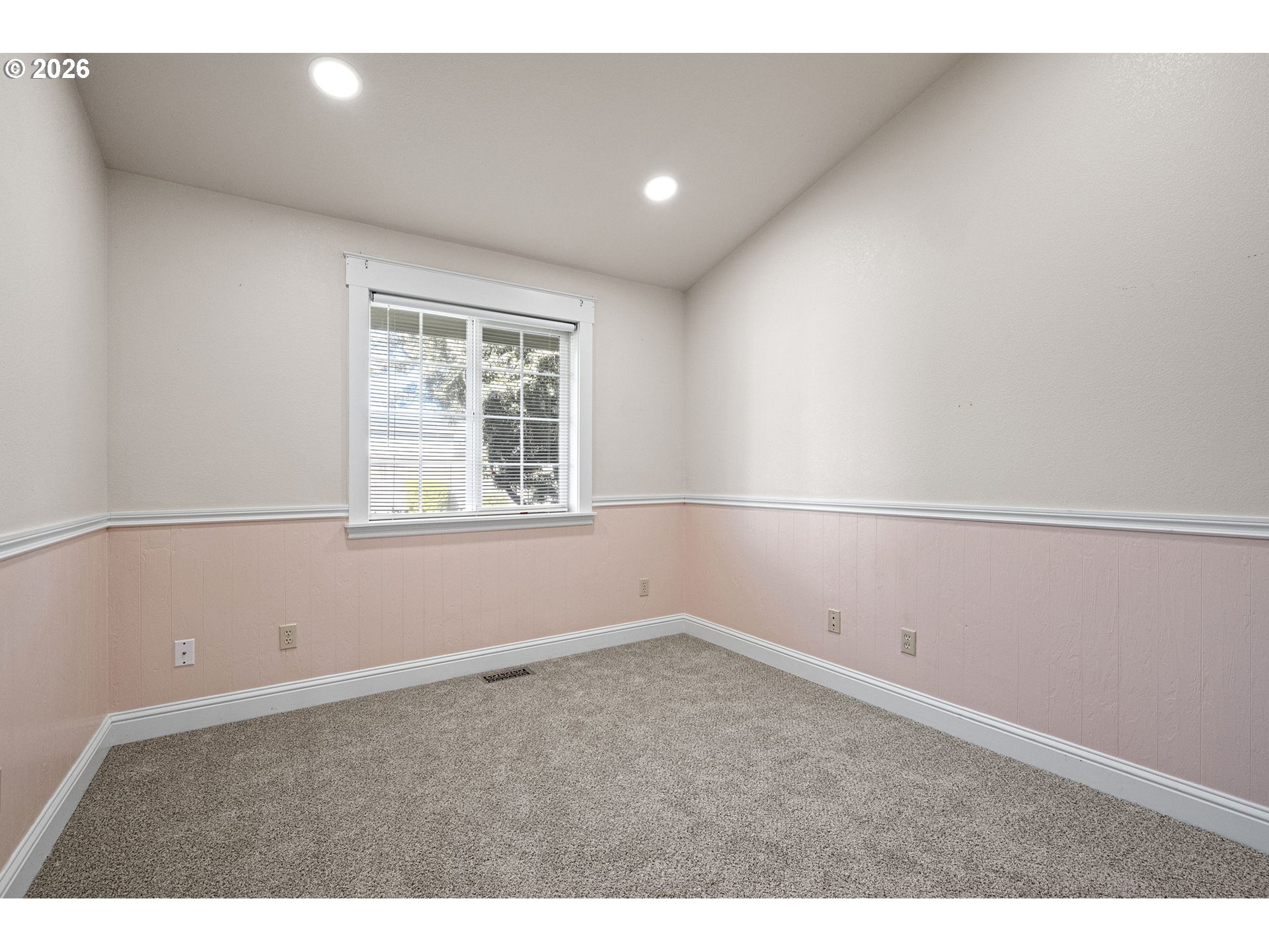 280 Roan Drive Eugene, OR 97401 - Photo 29 of 48 Bedroom