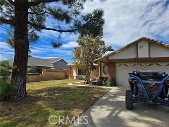 a view of a house with backyard