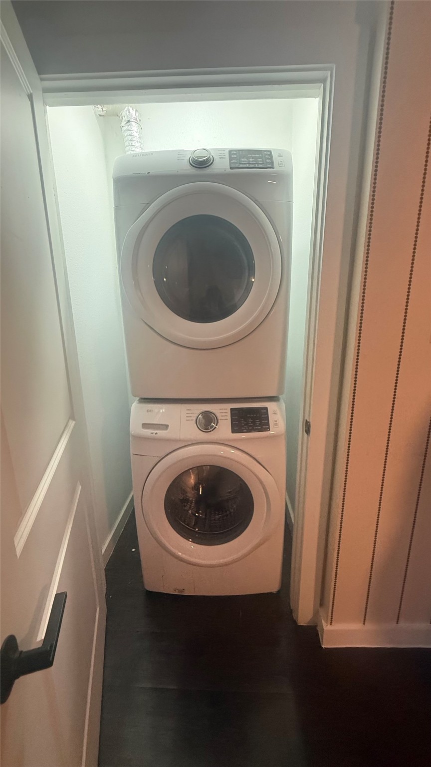 2300 Stanford Street, Unit D Houston, TX 77006 - Photo 8 of 9 a utility room with dryer and washer