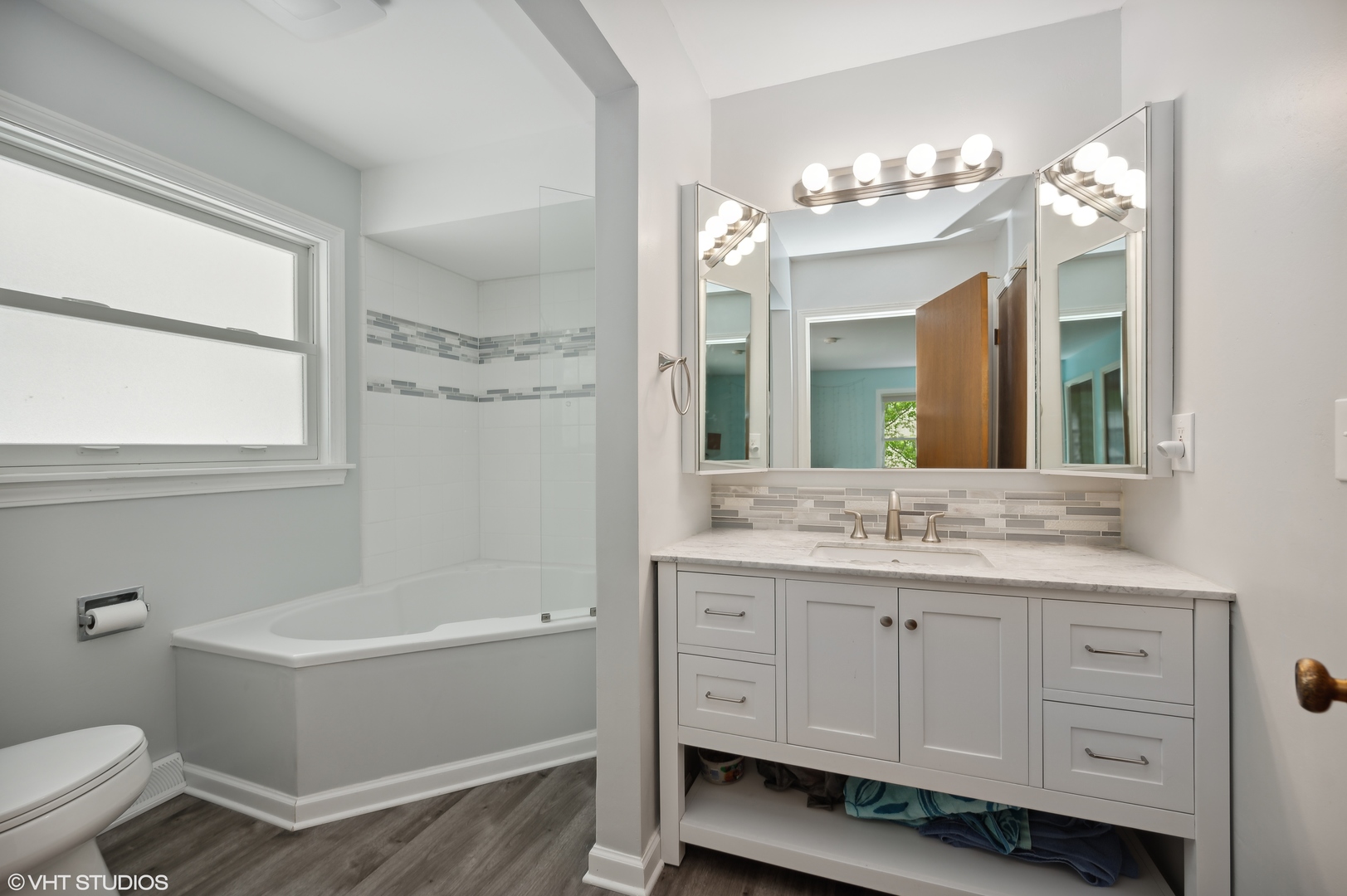 2224 Maple Avenue Northbrook, IL 60062 - Photo 20 of 25 a bathroom with a sink a toilet and a mirror