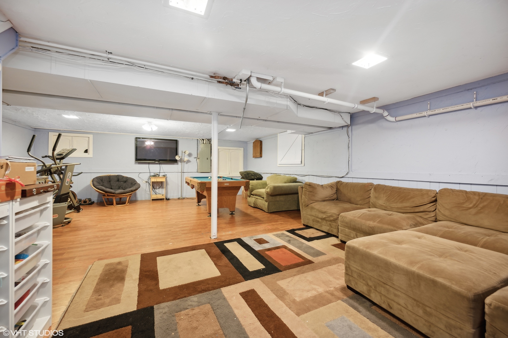 2224 Maple Avenue Northbrook, IL 60062 - Photo 21 of 25 a living room with furniture and a flat screen tv