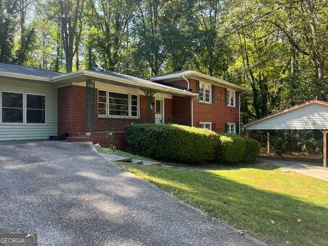 a view of a yard in front of house