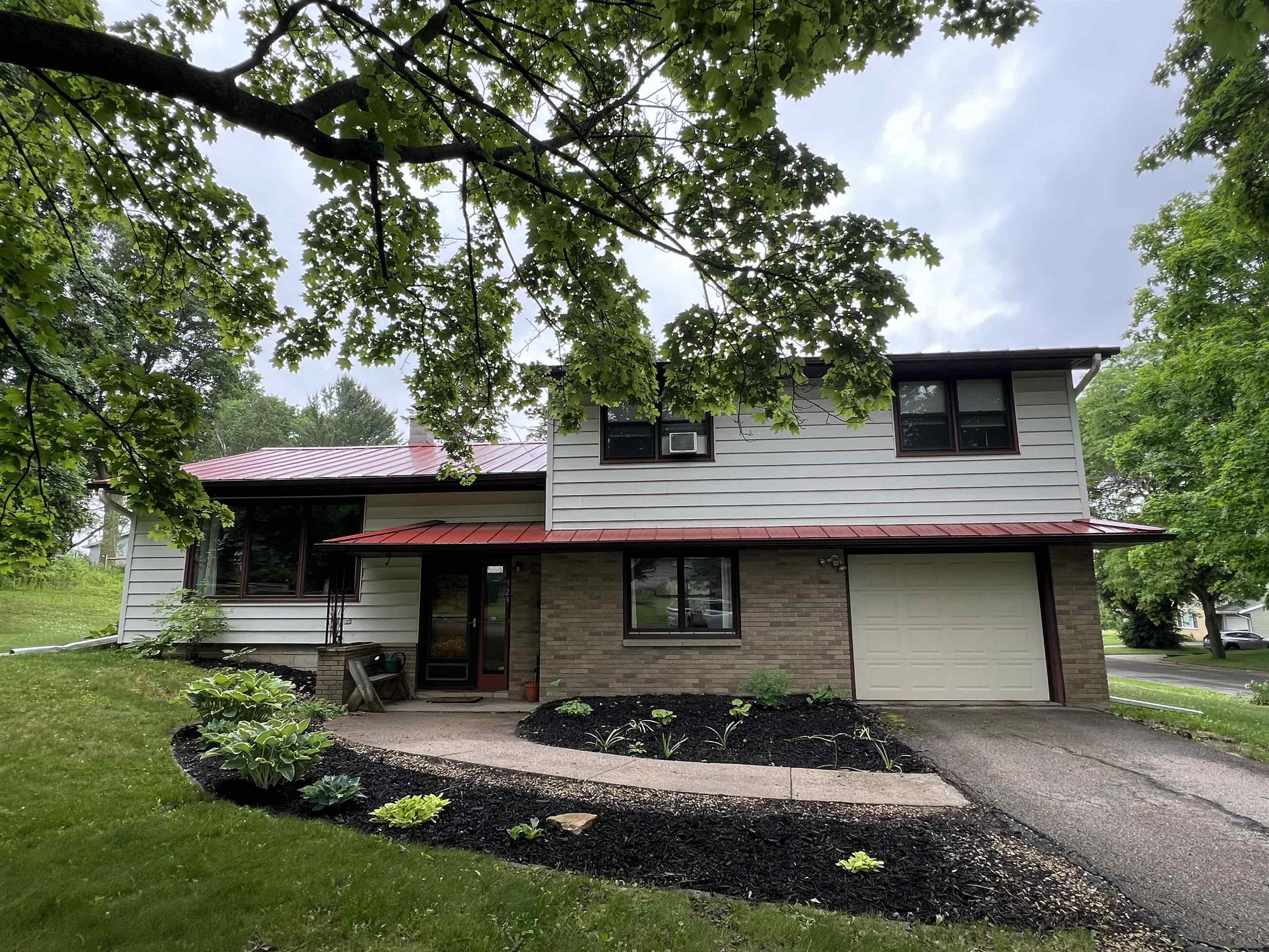 323 Pine Street Viroqua, WI 54665 - Photo 2 of 26