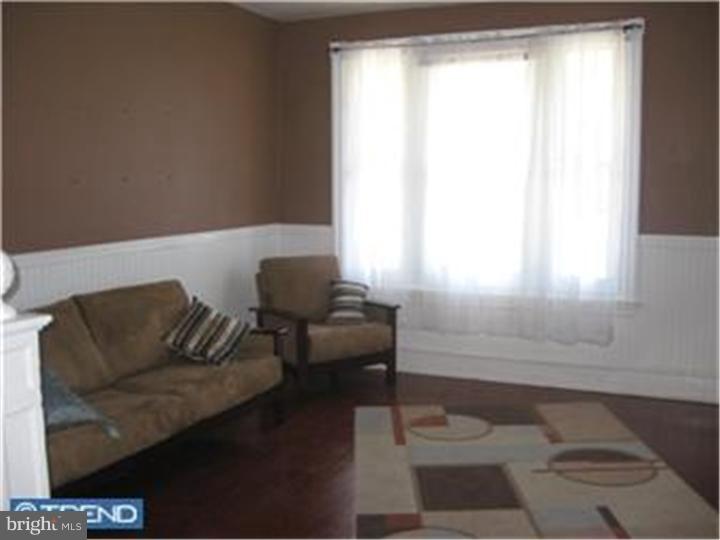 514 Righter Street Philadelphia, PA 19128 - Photo 4 of 11 Living Room