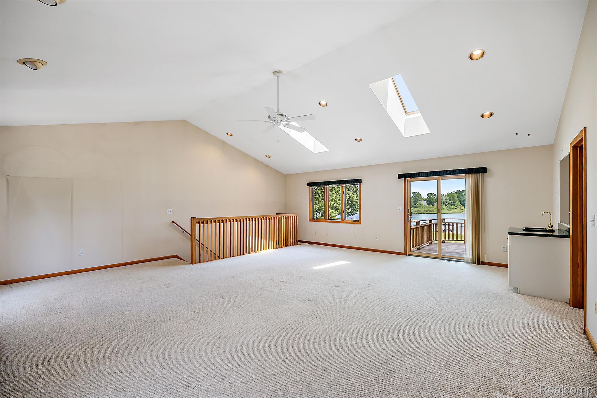 176 Crescent Road Waterford, MI 48327 - Photo 26 of 61 Bight skylights