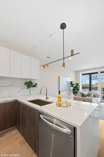 $299,000 | 2342 West Adams Street, Unit 208, Chicago, IL 60612