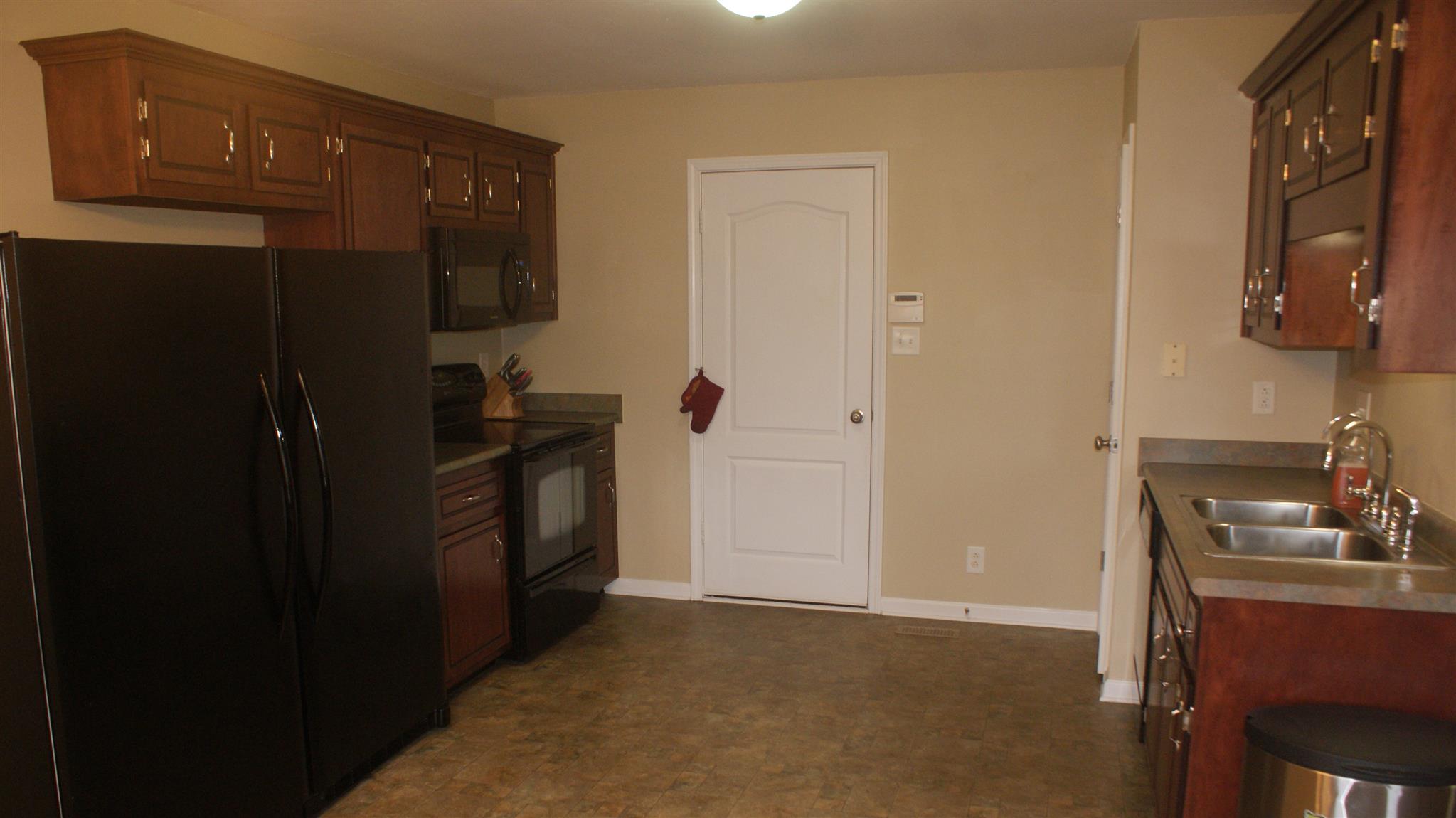 305 Fortway Road Clarksville, TN 37042 - Photo 4 of 17 Spacious kitchen