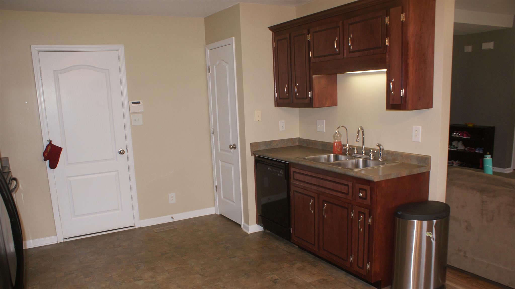305 Fortway Road Clarksville, TN 37042 - Photo 5 of 17 Right hand view of kithen