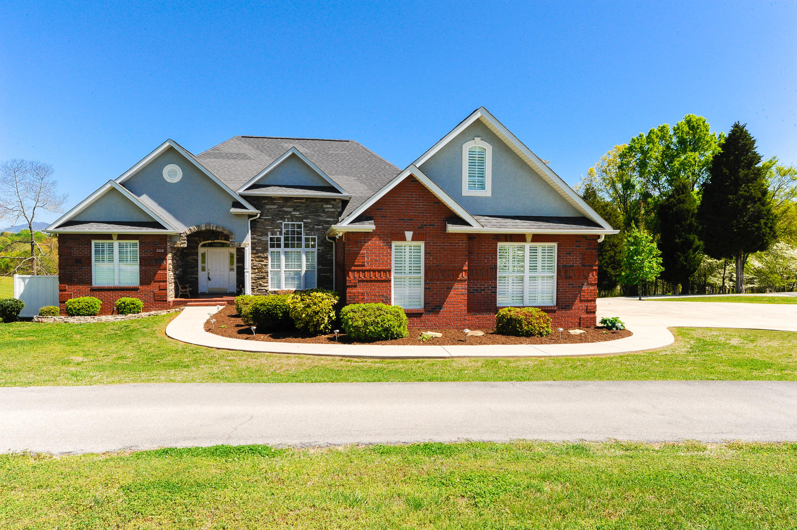 2010 Crest Road Maryville, TN 37804 - Photo 1 of 37 WELCOME HOME!