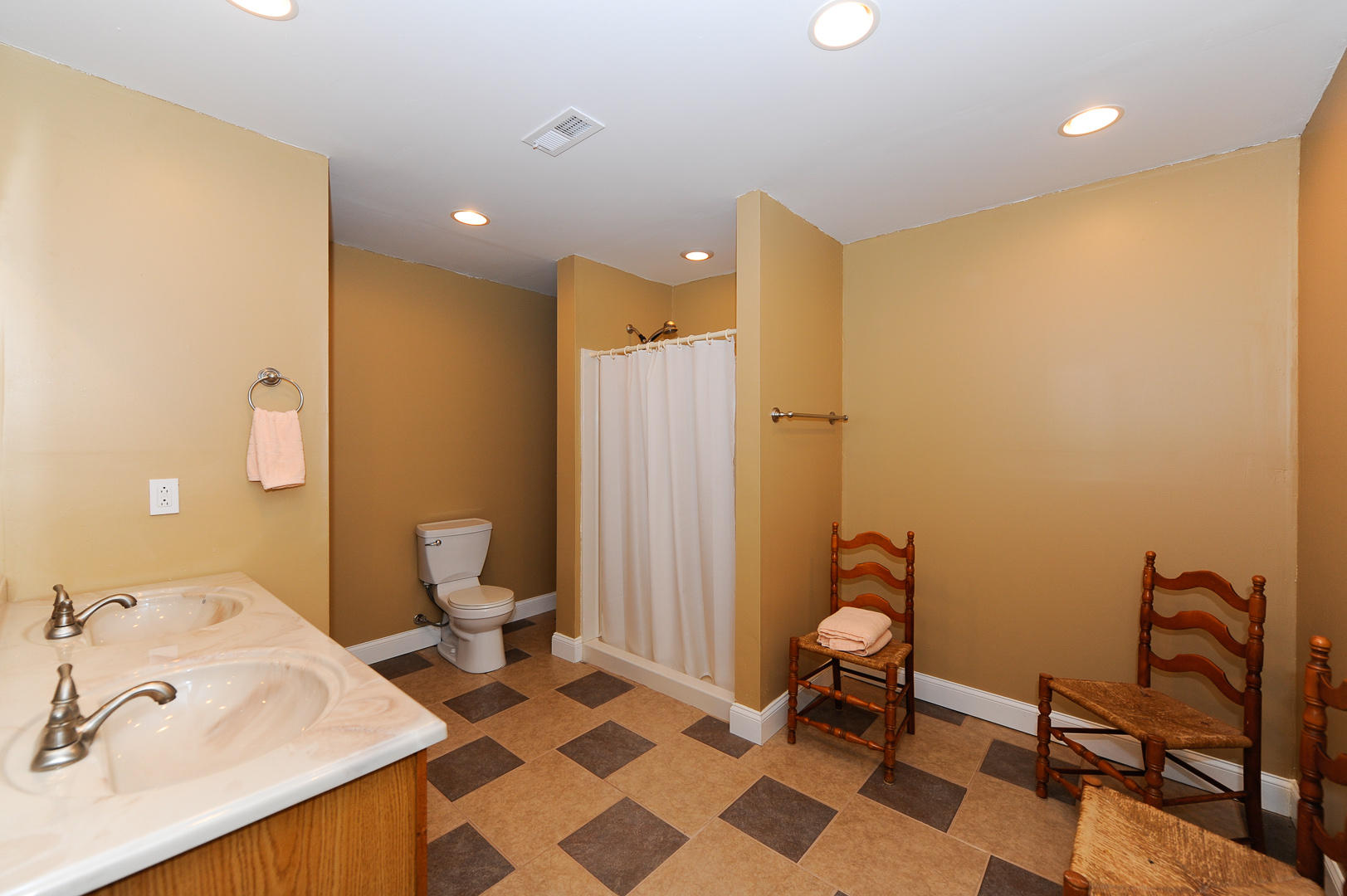 2010 Crest Road Maryville, TN 37804 - Photo 25 of 37 FULL BATH ON LOWER LEVEL