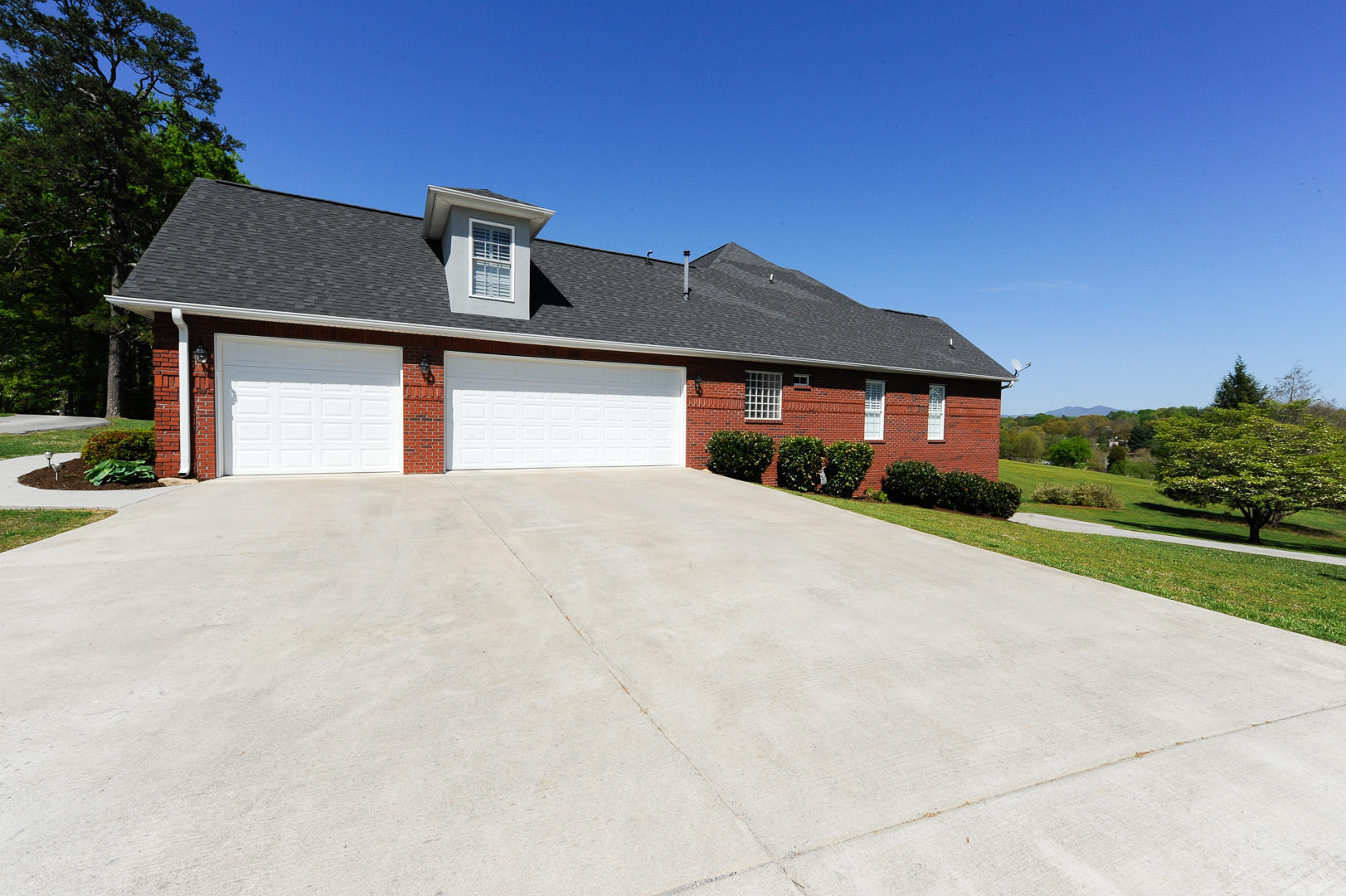 2010 Crest Road Maryville, TN 37804 - Photo 29 of 37 THREE CAR GARAGE ON MAIN LEVEL