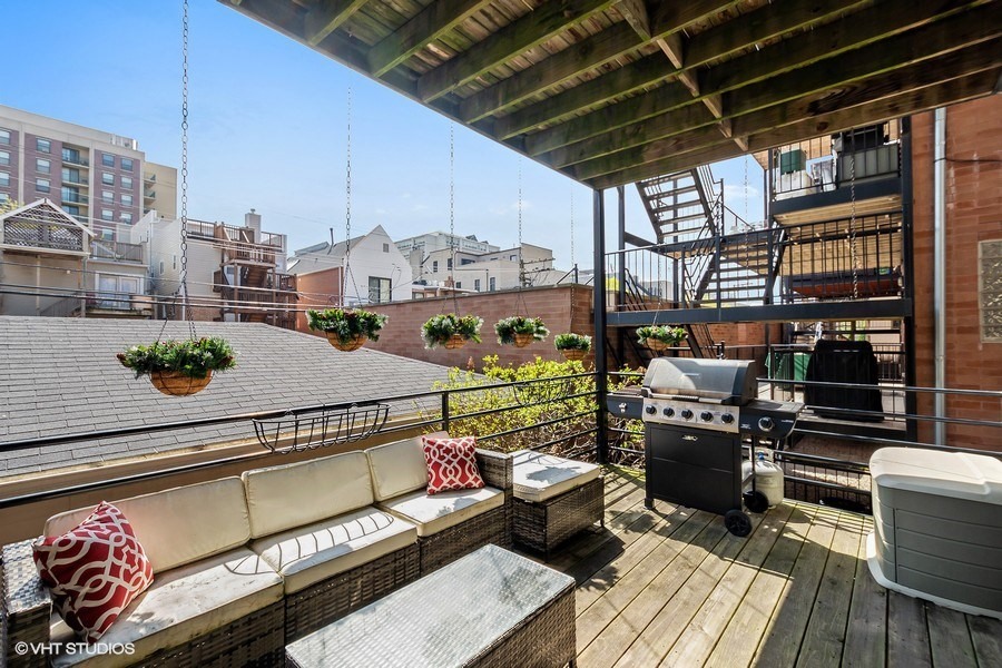 1365 North Mohawk Street, Unit 1S Chicago, IL 60610 - Photo 14 of 15 a outdoor living space with patio furniture