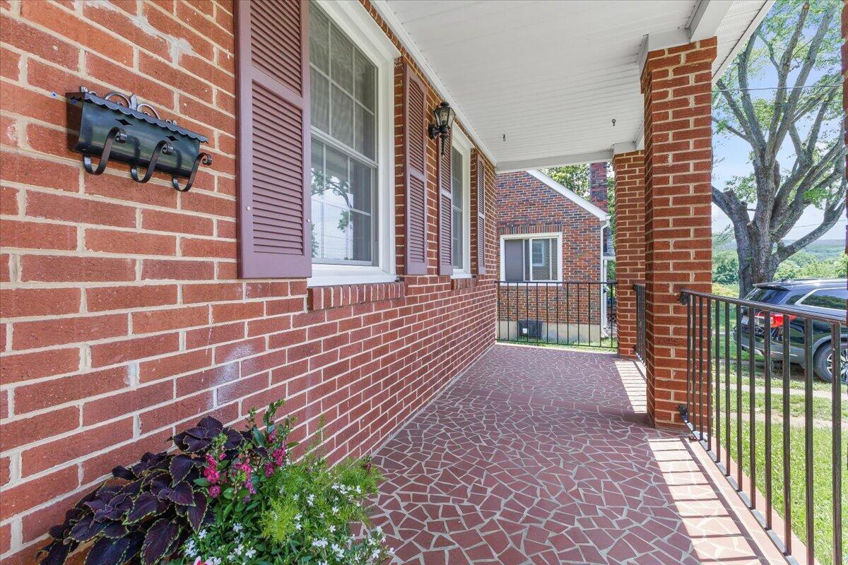 2514 Weaver Road Southwest Roanoke, VA 24015 - Photo 3 of 33 Front Porch