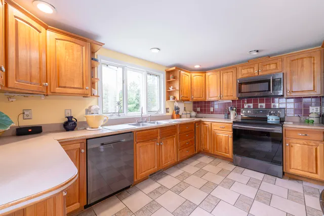 $489,000 | 7 Salmon Run, Raymond, ME 04071