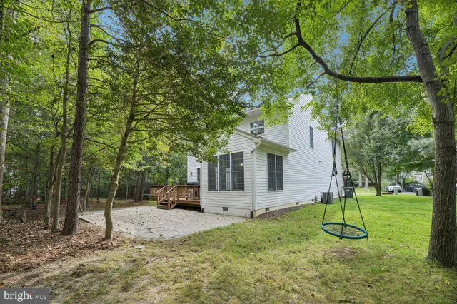 a view of a house with backyard