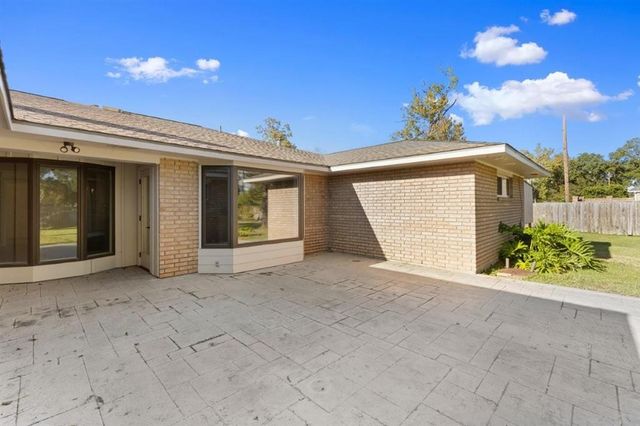 $419,500 | 512 Orchard Drive, Lake Charles, LA 70605