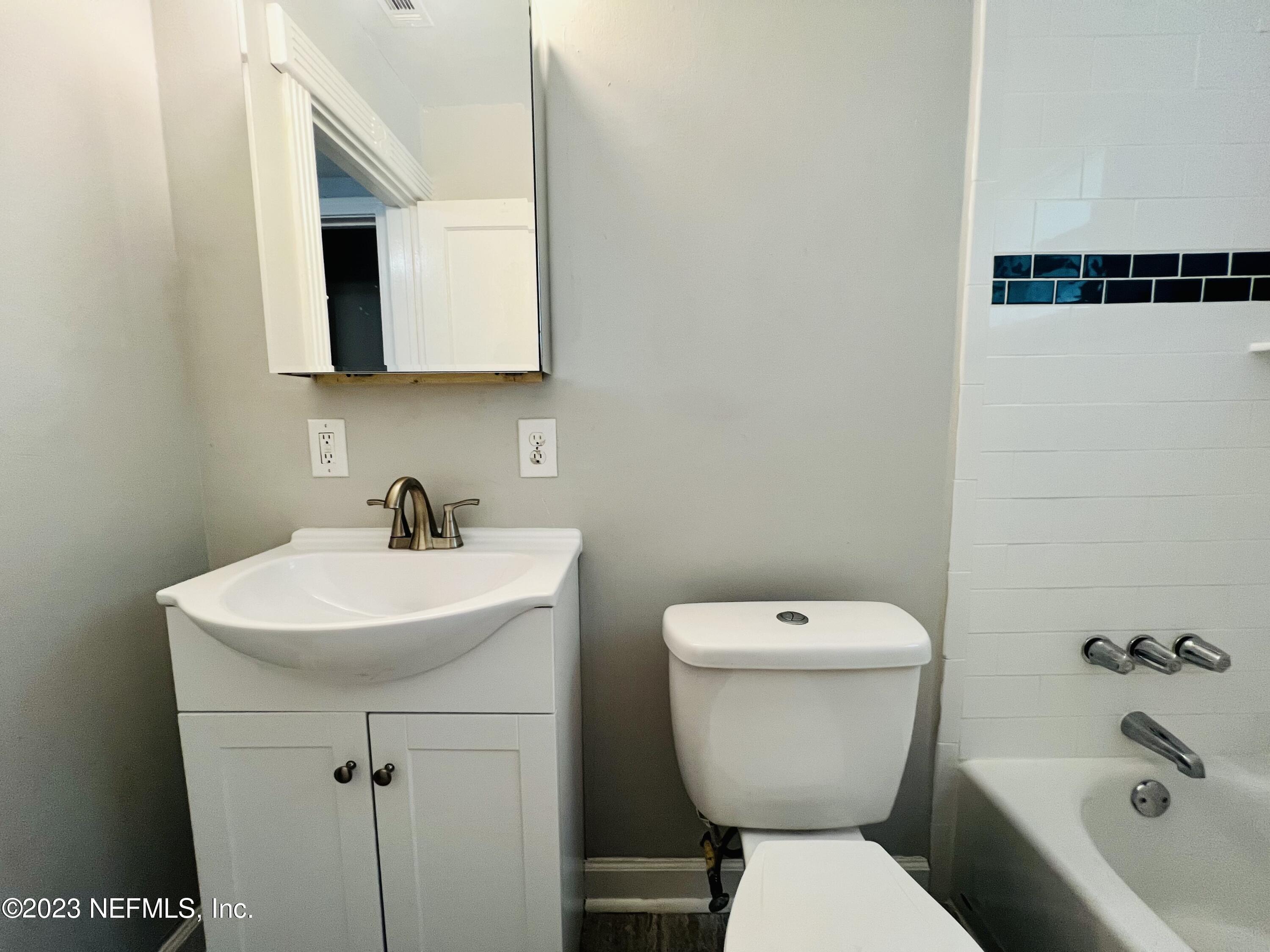 2105 Kingswood Road Jacksonville, FL 32207 - Photo 10 of 15 Bathroom