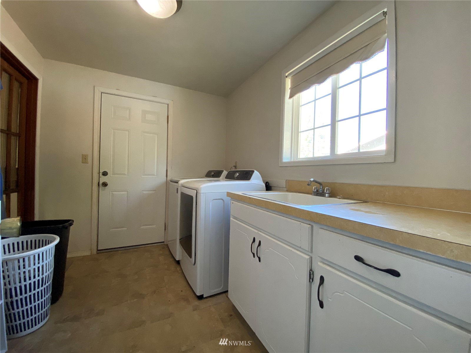 160 Galaxie Road Chehalis, WA 98532 - Photo 15 of 27 a utility room with dryer and washer