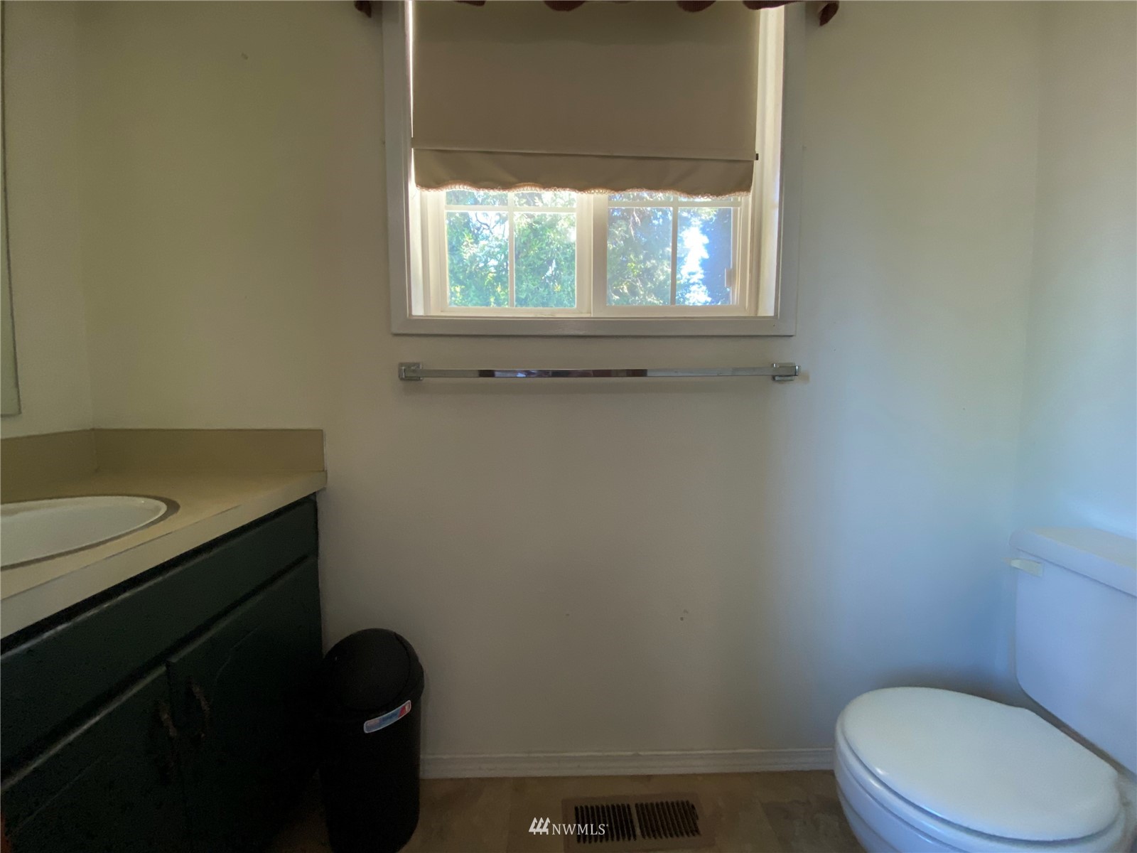 160 Galaxie Road Chehalis, WA 98532 - Photo 16 of 27 a bathroom with a sink and a toilet