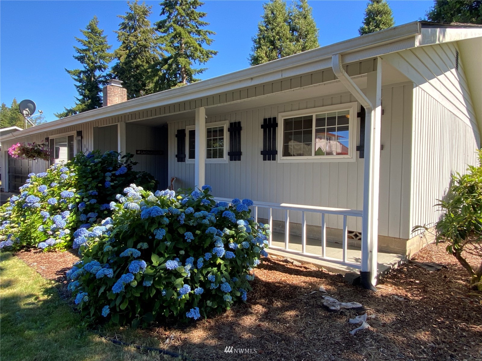 160 Galaxie Road Chehalis, WA 98532 - Photo 2 of 27 a front view of a house with a yard