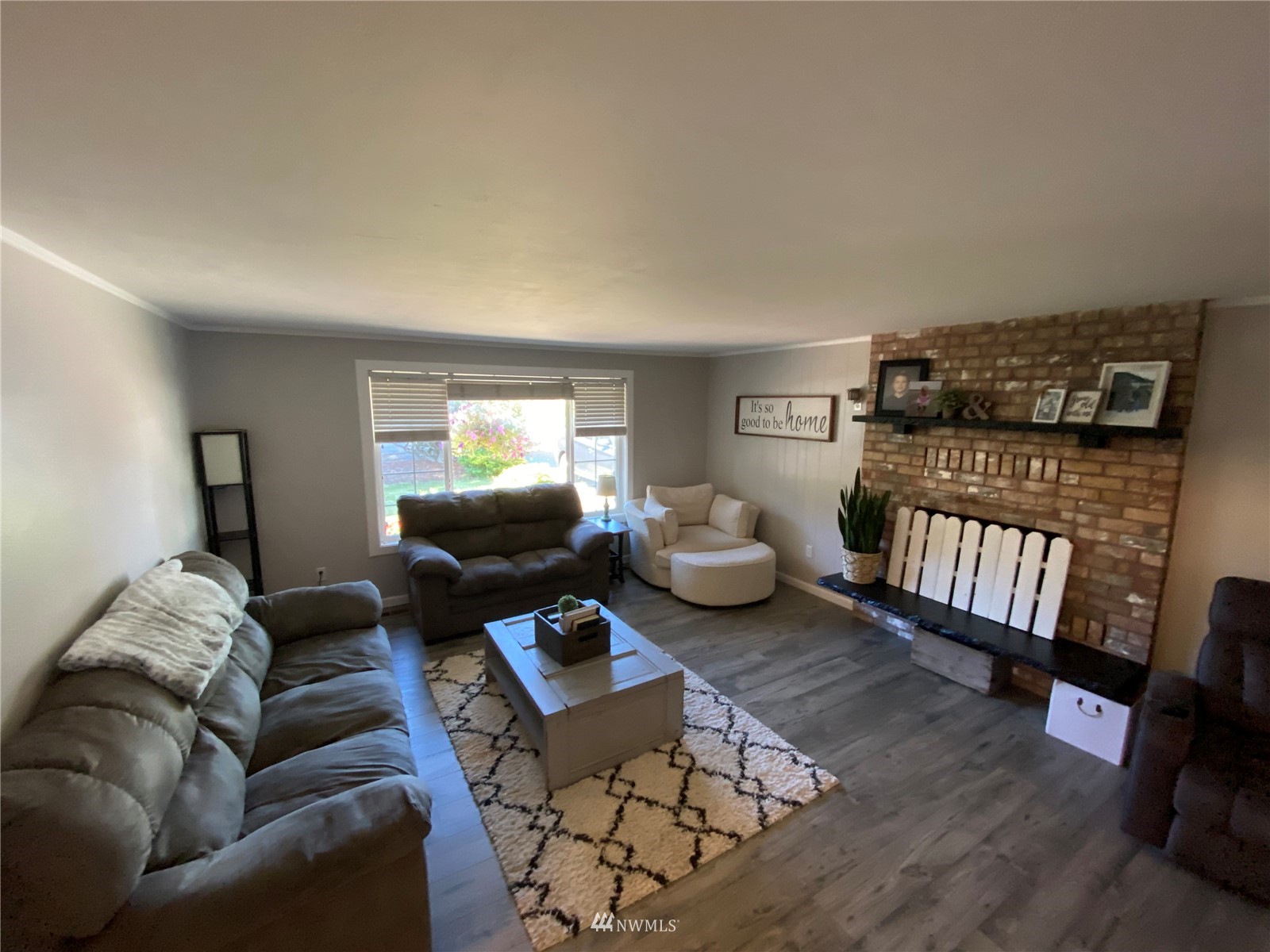 160 Galaxie Road Chehalis, WA 98532 - Photo 7 of 27 a living room with furniture a rug and a window